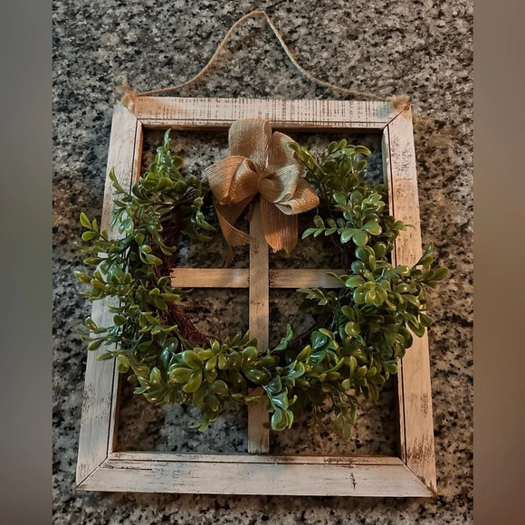 wood window frame with wreath - Picture 1 of 3